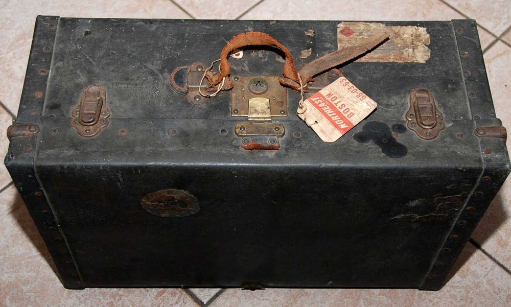 Zabytkowa stara skórzana zgrabna walizka podróżna kufer z Ameryki