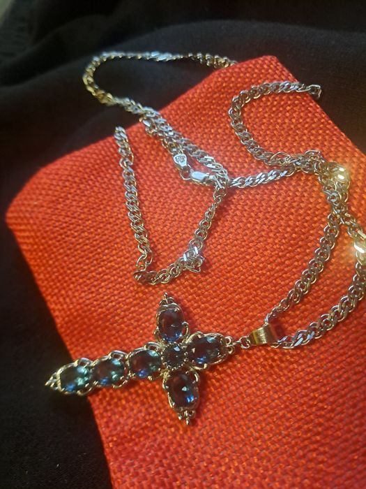 Продам срібний хрест з ланцюгом,топази