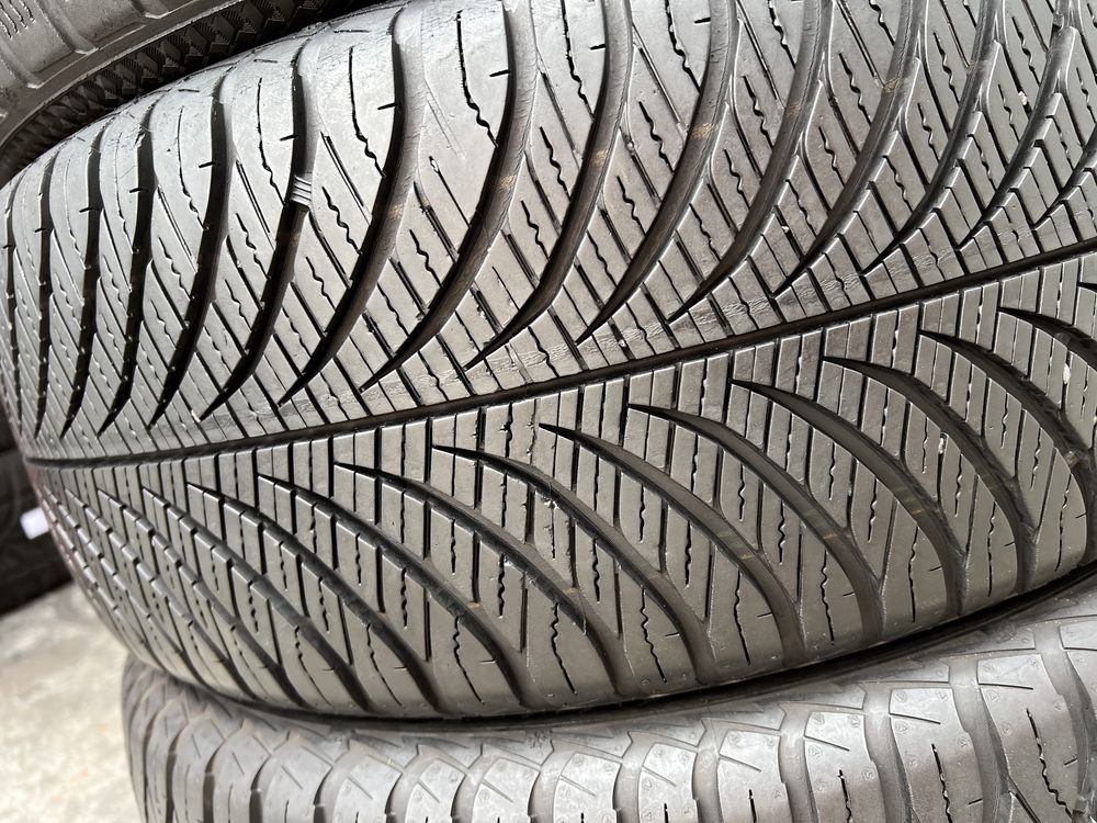 Шины всесезонные 2шт 215/55/R17 Goodyear Vector4seasons