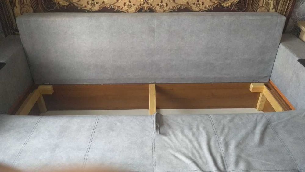 Продаётся раскладной трехместный диван