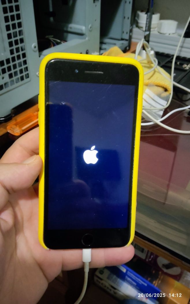 Telemóveis antigos, iPhone 6 e 8, LG, Sony Ericsson e Samsung