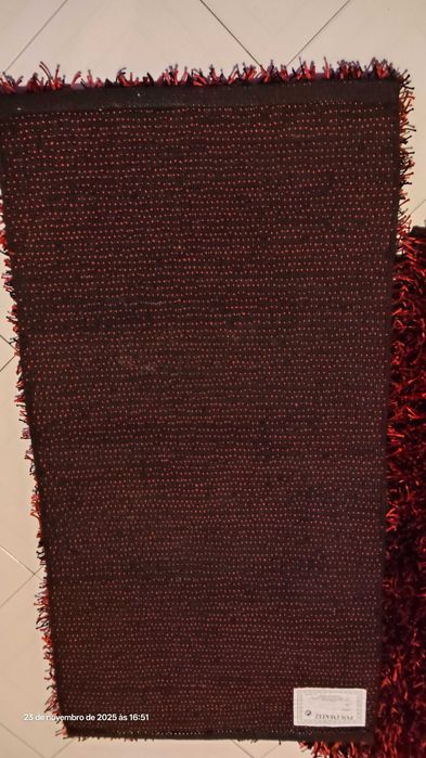 3 tapetes vermelho e preto