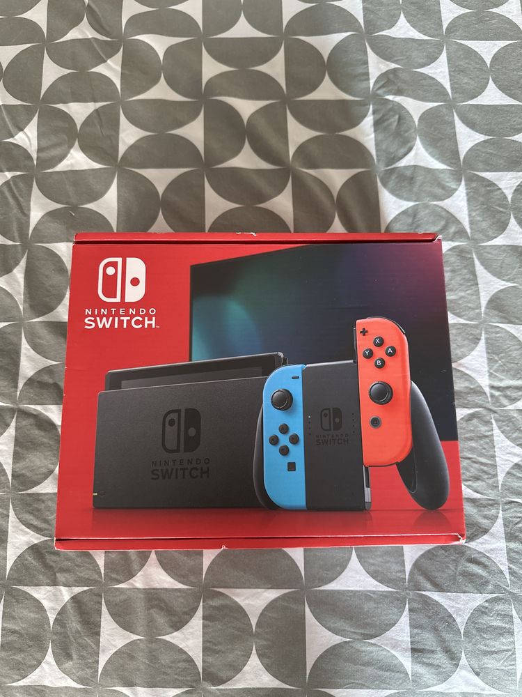 Nintendo Switch + MarioKart 8 Deluxe