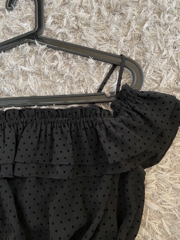 Czarna letnia Sukienka z odkrytymi ramionami H&M z halką, falbany