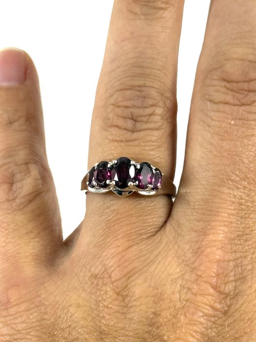 Złoty pierścionek z granatami