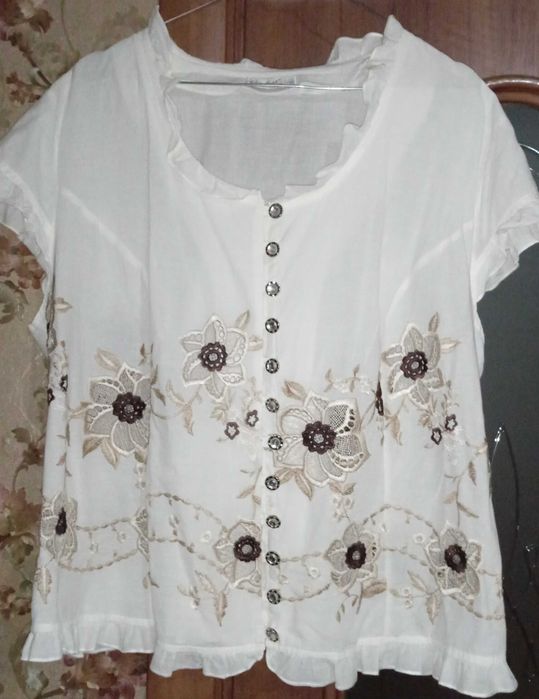 Блуза-вишиванка з вибитими квітами.