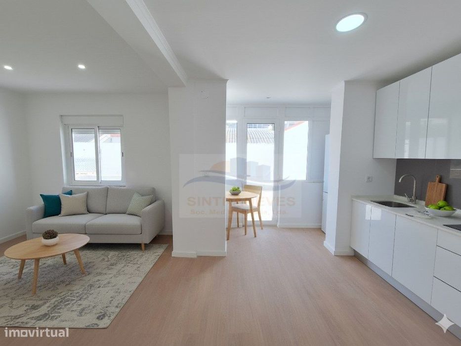 T2 em remodelação total, edifício e fracções como novos.