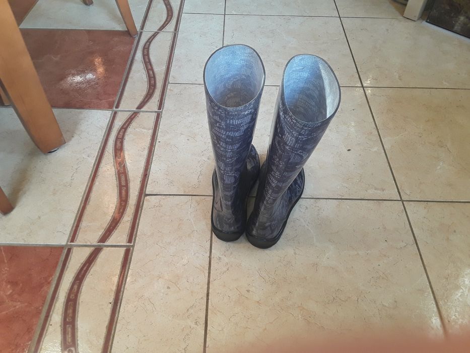 Piękne kalosze damskie 40 w czarne kwiaty