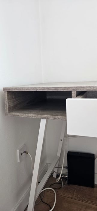 Biurko/toaletka z półkami i szufladą