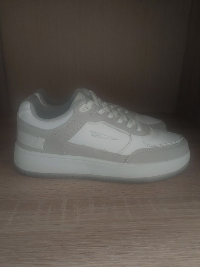 Białe buty marki Sprandi r. 37