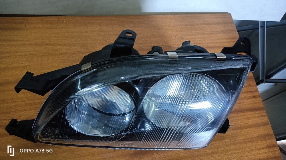 Farol Toyota Avensis ótica 1998 esquerda Nova