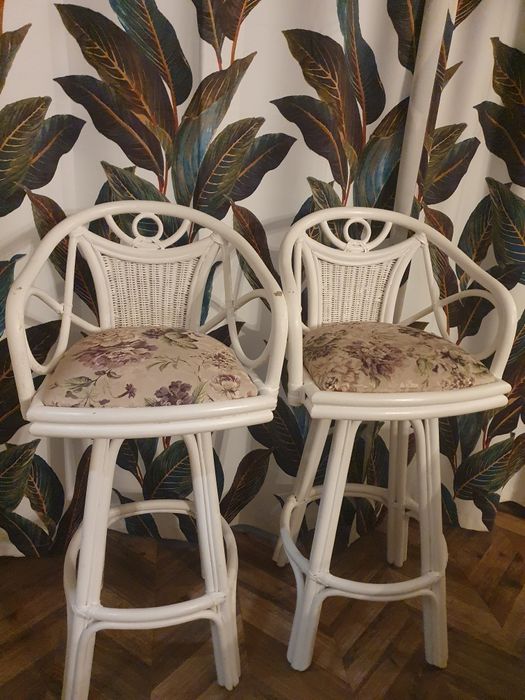 Obrotowe krzesło barowe, choker z ratanu, w kwiaty