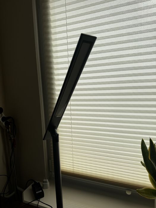 Lampka biurowa led z ładowarką indukcyjna