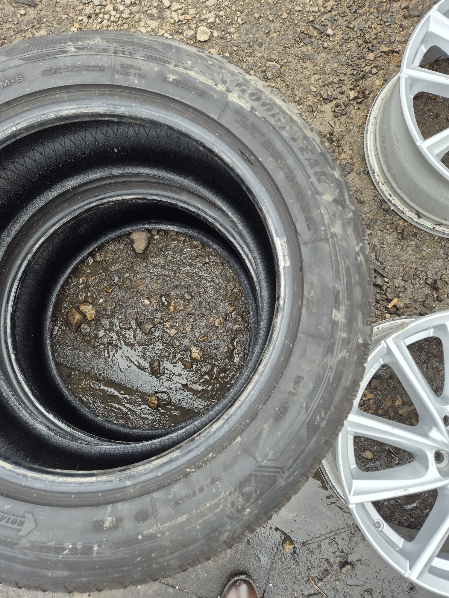 Opony zimowe 235 55 r17 goodyear ultragrip performance3 5,5mm 23r nr16