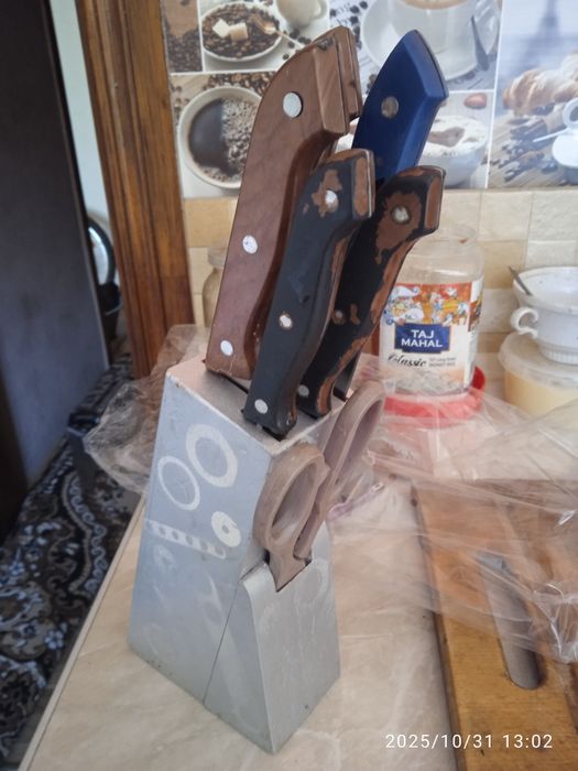 Б.у. Набір ножів з підставкою  100грв