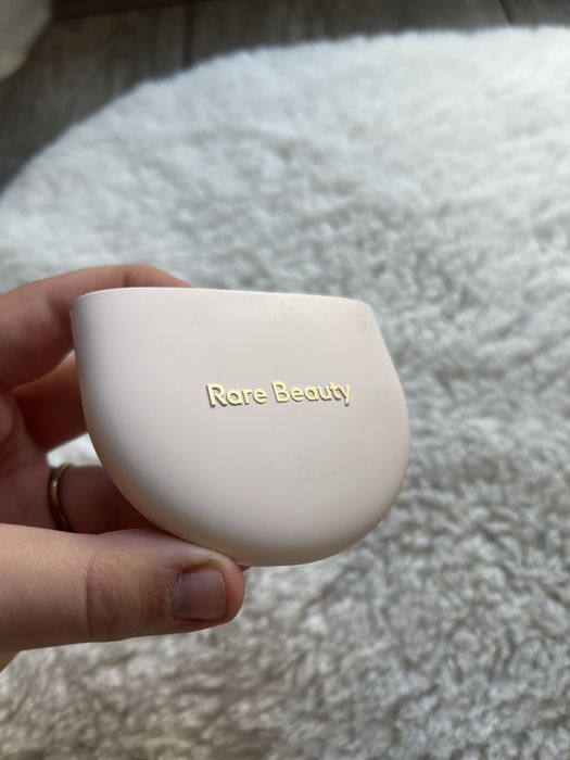 Puder rare beauty prasowany porcelain