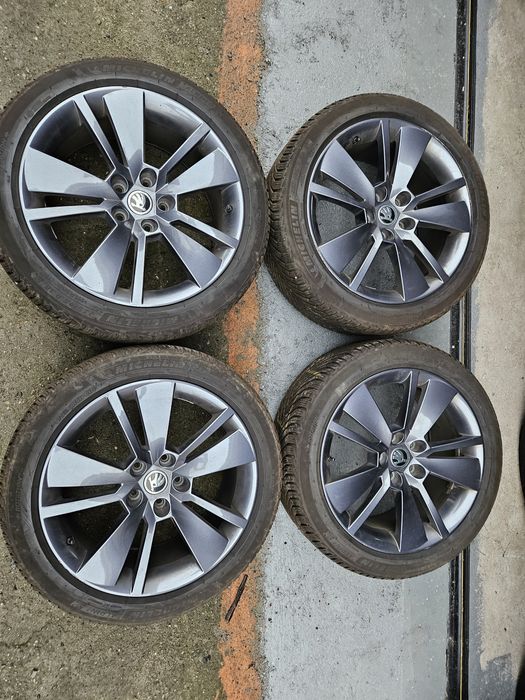Koła zimowe 235/45r18  Skoda Superb III Felgi oryginalne opony Micheli