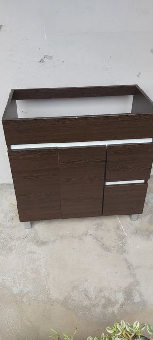 Espelho e móvel de casa de banho