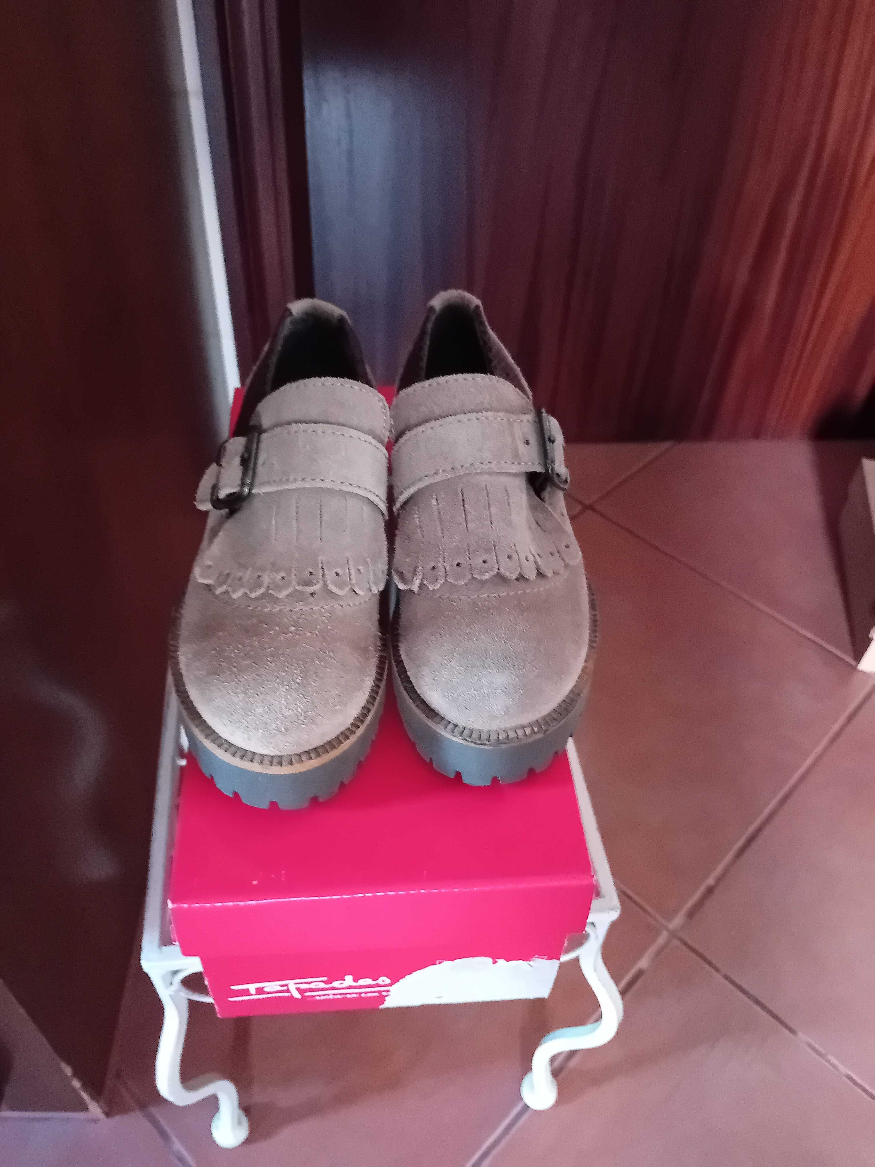 Sapatos em pele 30 Tapadas novos na caixa!