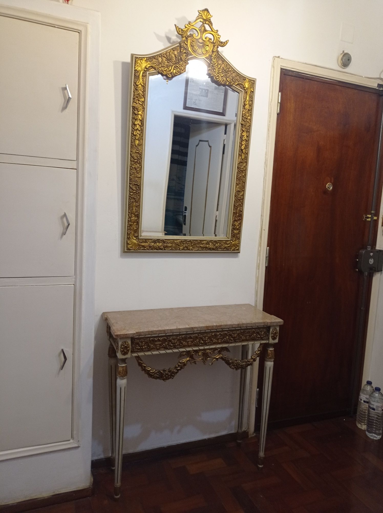 Conjunto de mesa e espelho de entrada.