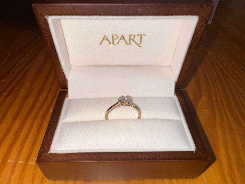 Złoty pierścionek z brylantem