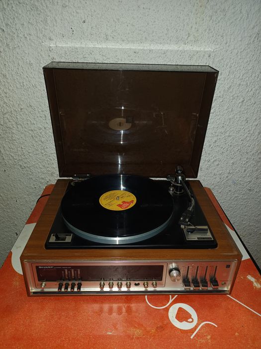 Gira discos Sharp com rádio e amplificador