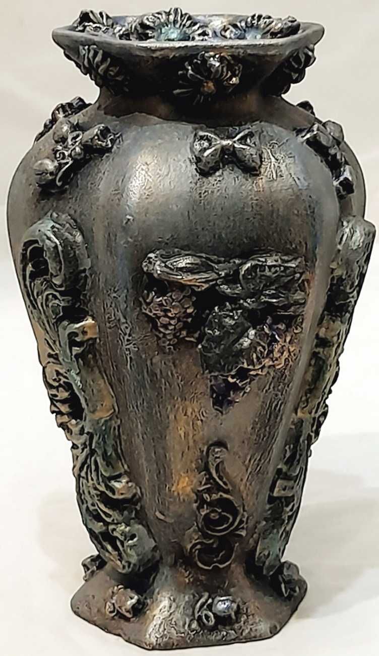 Porcelanowy wazon, zmieniający kolory