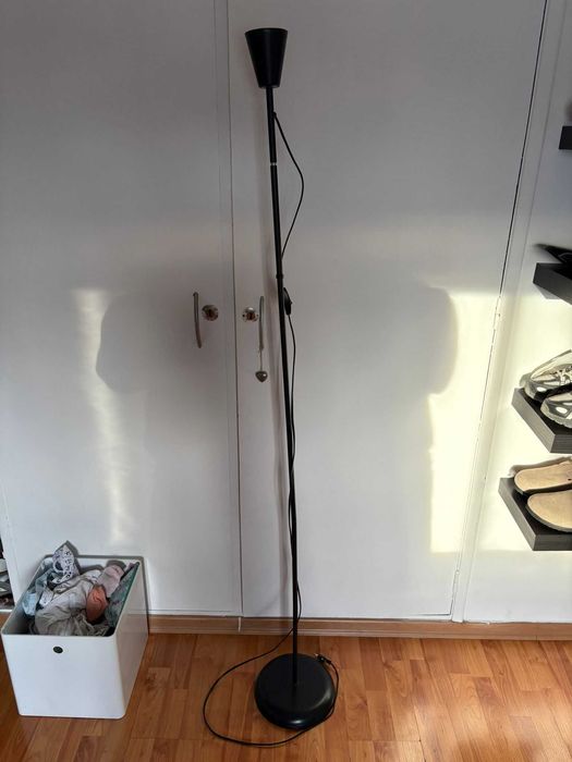 Candeeiro de pé preto