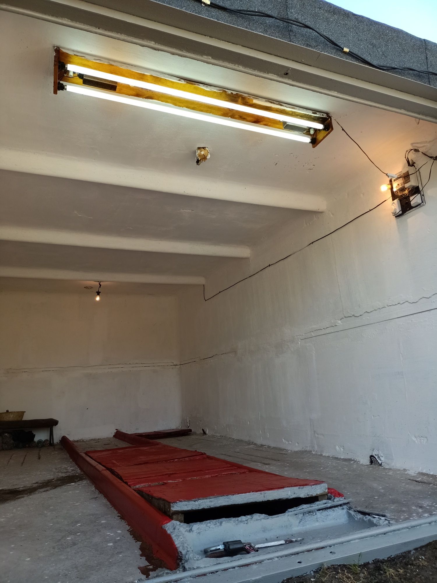 Продам или сдам 2х этажный гараж с новым ремонтом в кооп.Днепр -1