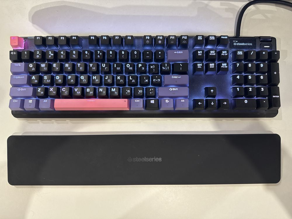 Клавиатура SteelSeries Apex Pro.