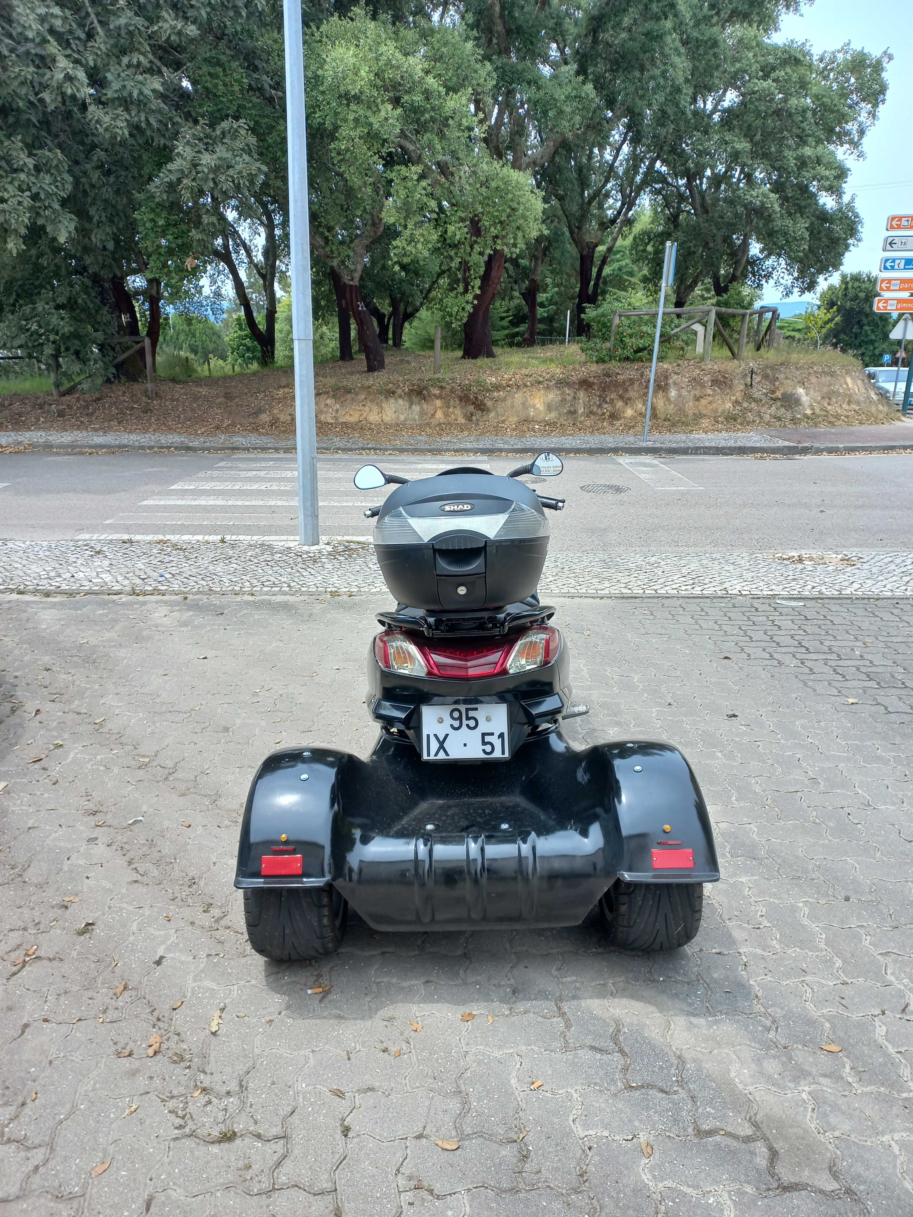 Scooter triciclo