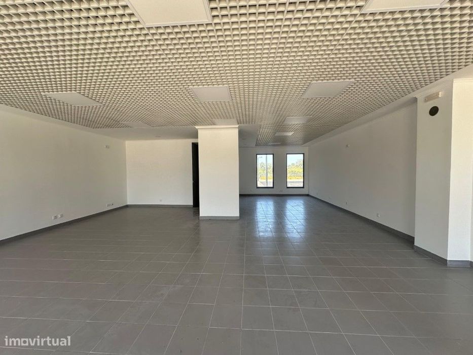 Espaço comercial à venda na Estrada da Afeiteira, 98