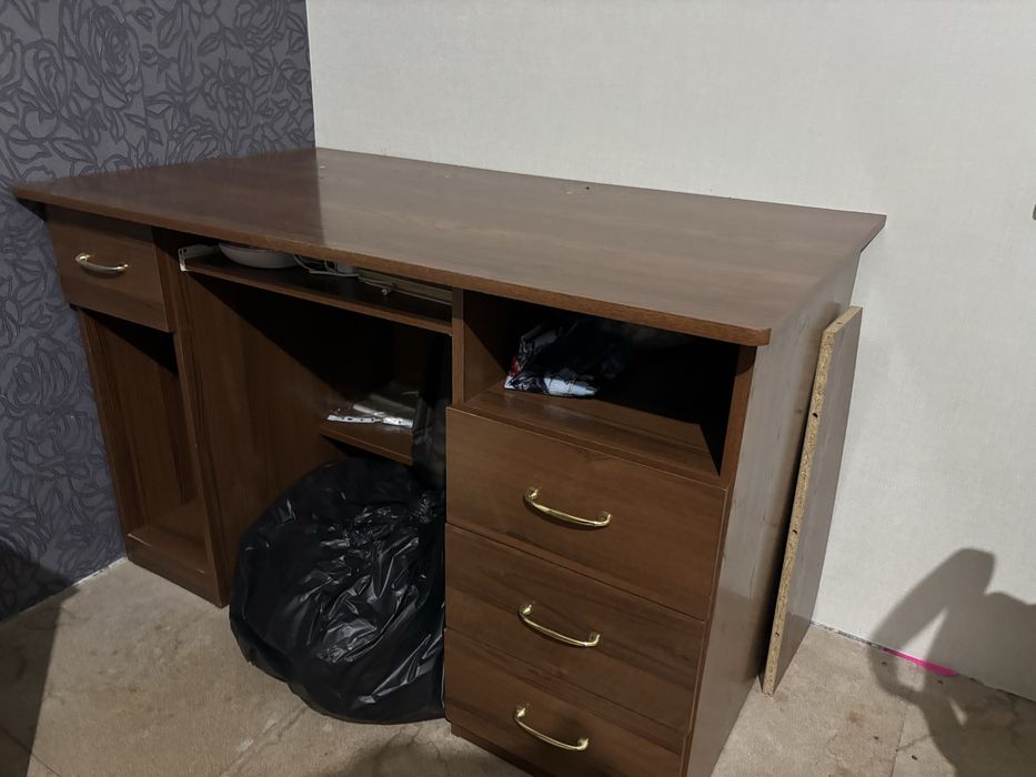 Стол писмений хорошоє состояниє самовивоз