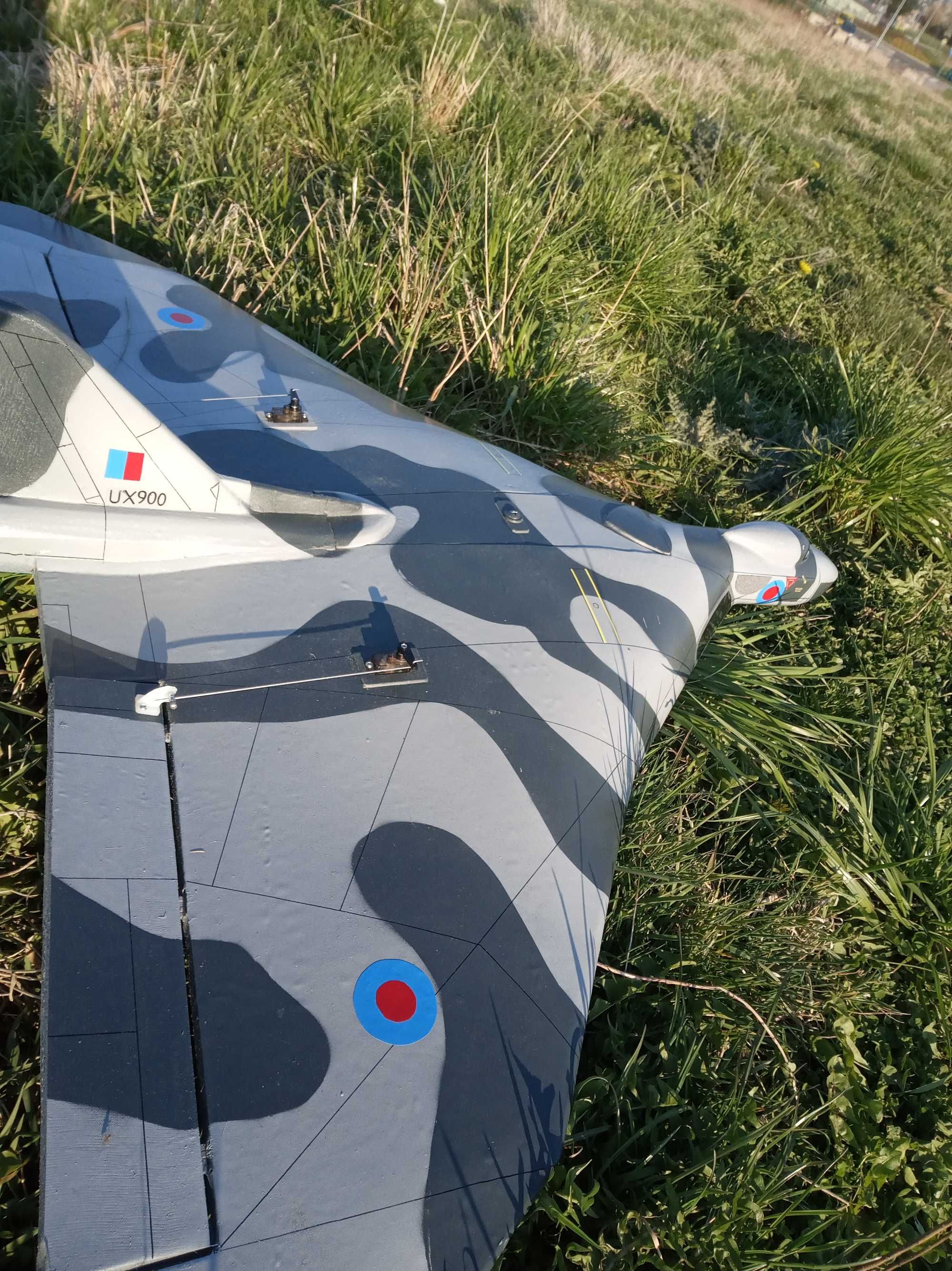 Samolot, model RC Avro Vulcan/ przesyłka pocztą.kurier/