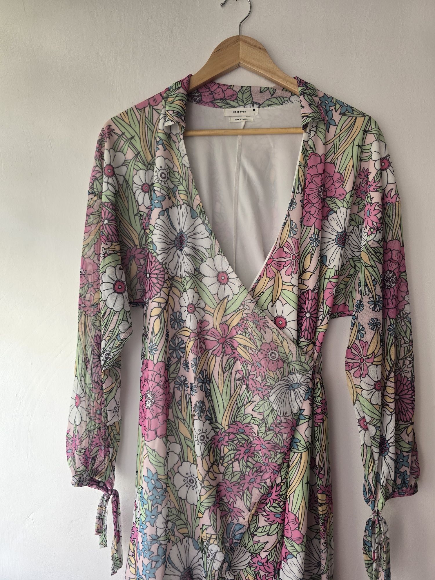 Sukienka ala kimono w kwiaty z długim rękawem Reserved