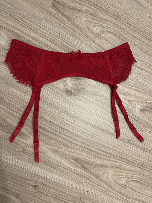 Кружевной красный пояс для чулок hunkemoller