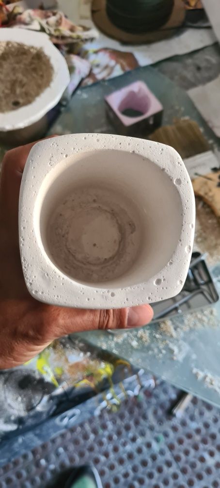 Jarra de cimento branco feita à mão