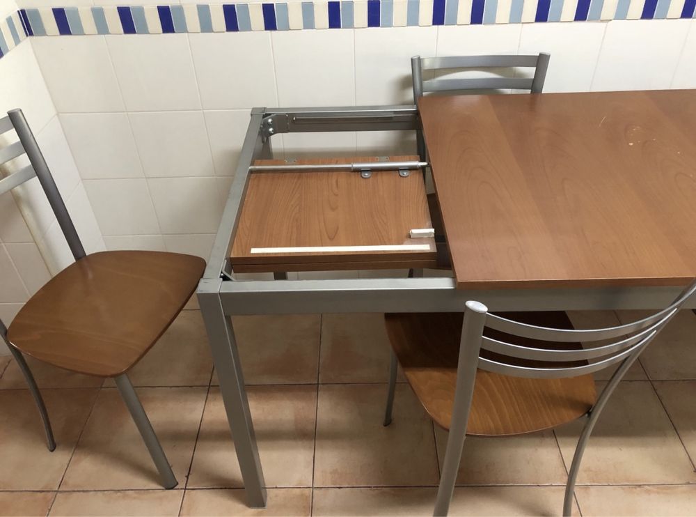 Mesa extensível com 4 cadeiras