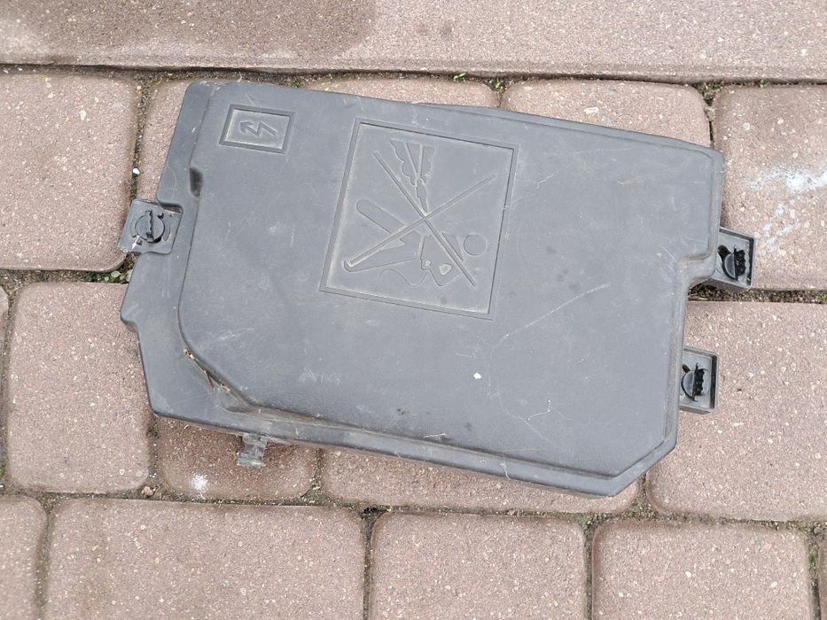 Obudowa gorna skrzynki bezpiecznikow do clio V