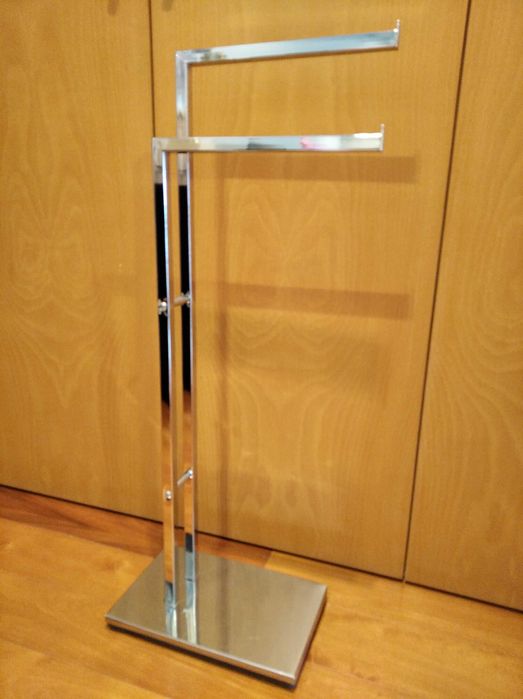 Toalheiro de pé em metal cromado