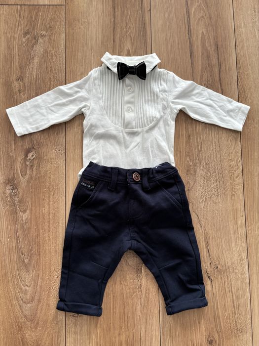 Białe body z muszką, granayowe spodnie, rozmiar 62
