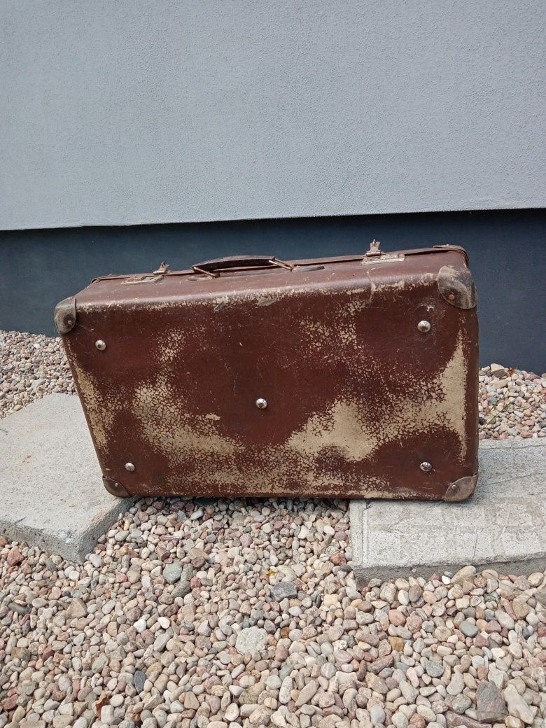 Stara walizka tekturowa