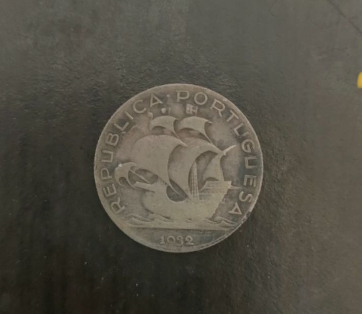 Nota de 50 escudos , moedas e outros