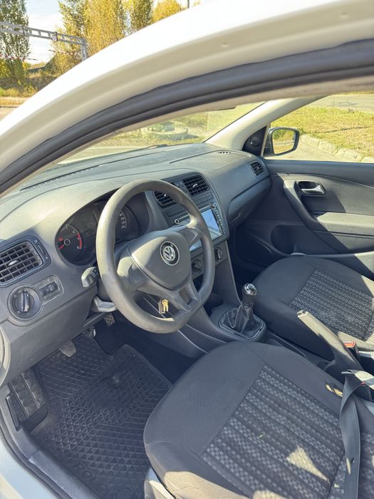 Volkswagen Polo 2015 года выпуска.