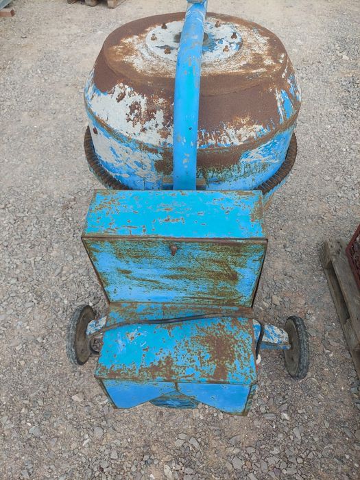 Betoniarka Typu Agro-Wikt Duża i Solidna Mieszalnik Transport