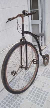 Bicicleta antiga roda grande