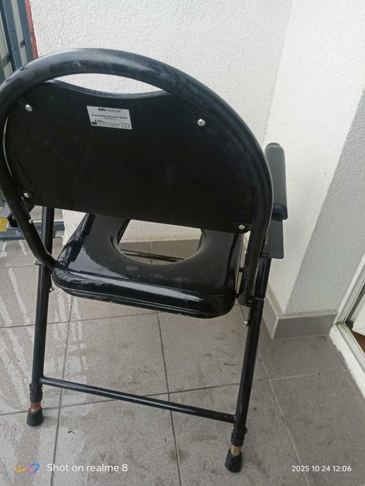 Solidne, rozkładane krzesło toaletowe