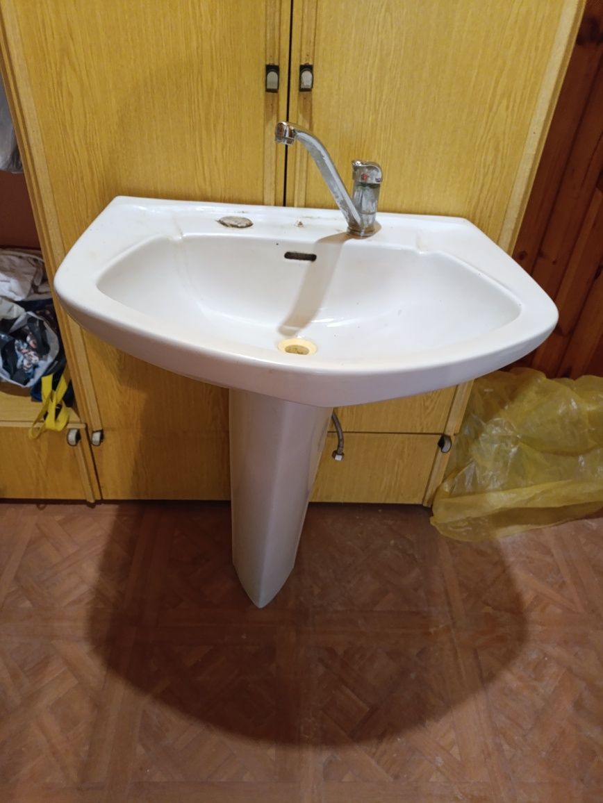 Умивальник з п'єдесталом та краном