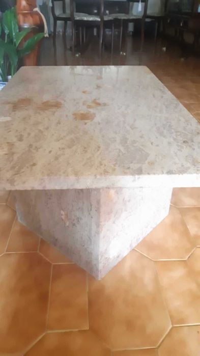 Mesa de sala de estar em pedra