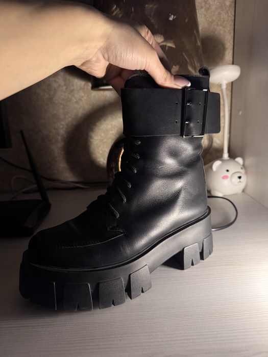 Продам жіноче зимове взуття